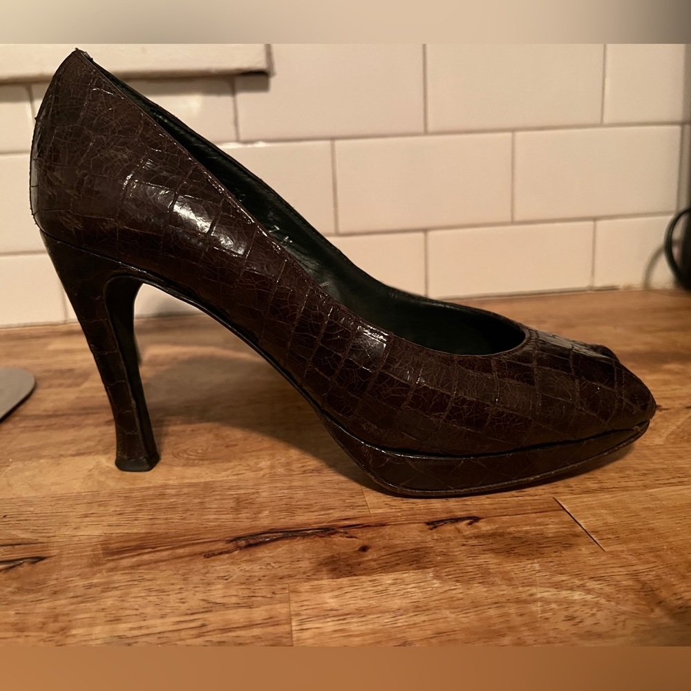 Donald Pliner Croc Embossed Leather Peep Toe Pumps with 3 1/2” heels - Size 7